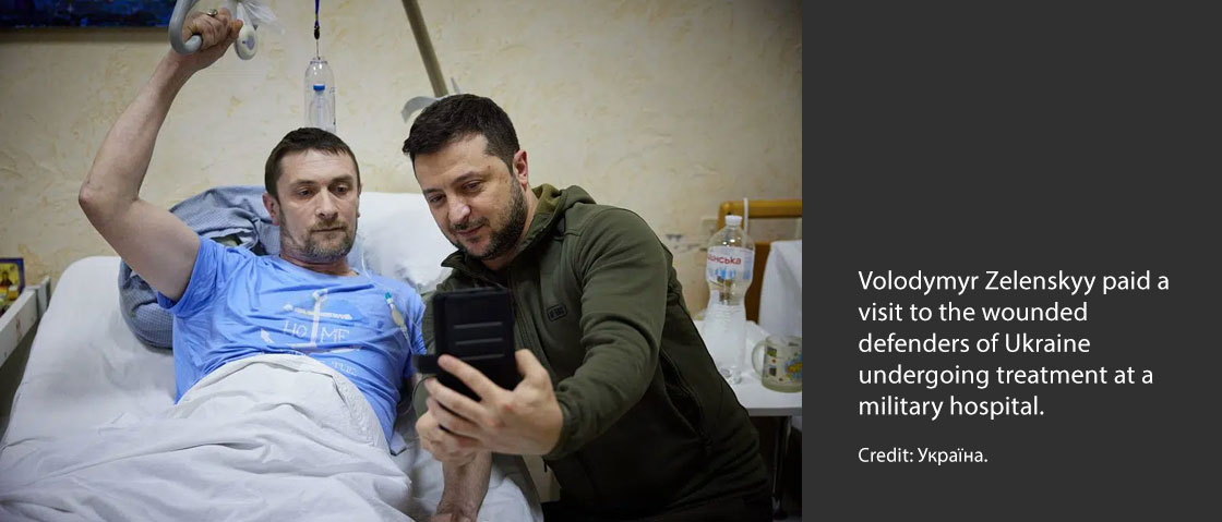 Volodymyr Zelenskyy paid a visit to the wounded defenders of Ukraine undergoing treatment at a military hospital. Credit: Україна.