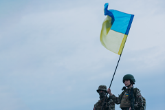 Ukrainian soldier holding flag