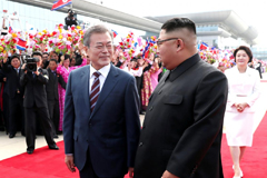 Leaders of two Koreas parade through Pyongyang ahead of nuclear talks | Reuters