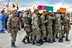 Indian army soldiers carry the body of Nyima Tenzin, a Tibetan official from India’s Special Frontier Force, during his cremation ceremony in Ladakh © Reuters