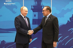 Russia's President Vladimir Putin with Prime Minister of Malaysia Anwar Ibrahim.