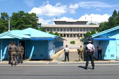   Troops from North and South Korea begin removing some land mines along their heavily fortified border, the South's defense ministry says, in a pact to reduce tension and build trust on the divided peninsula. (Reuters)