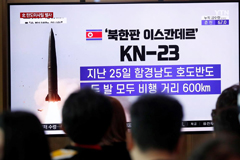 People watch a TV broadcast of a news report on North Korea firing short-range ballistic missiles, in Seoul, South Korea, July 31, 2019. REUTERS/Kim Hong-Ji