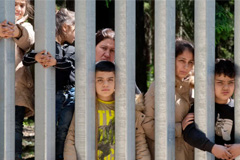 Migrants at the Polish border fence in Belarus Photo: Agnieszka Sadowska / AP