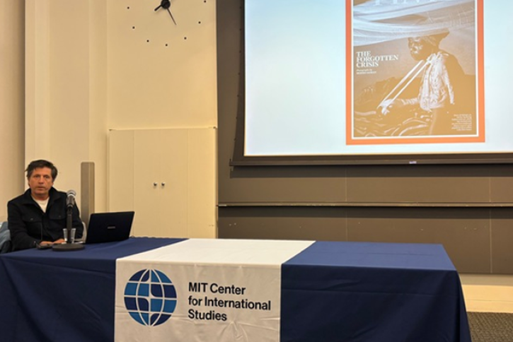 Pulitzer Prize-winning conflict photographer Moises Saman gives a talk at MIT